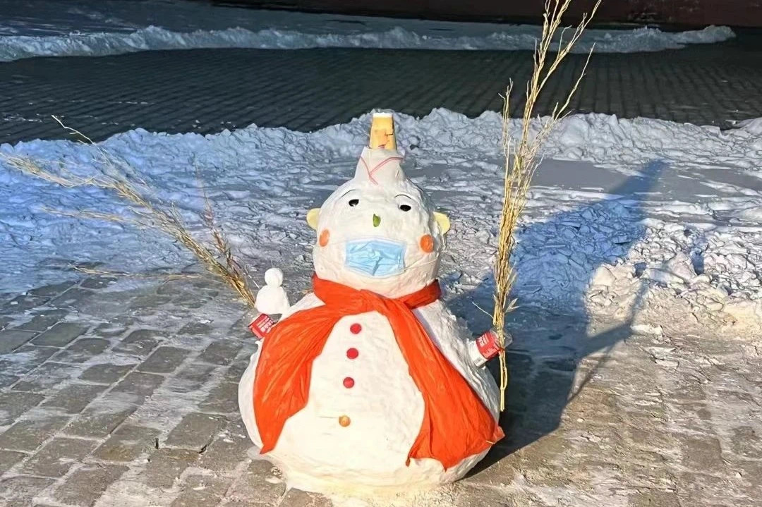 最美下雪天，最暖扫雪人。